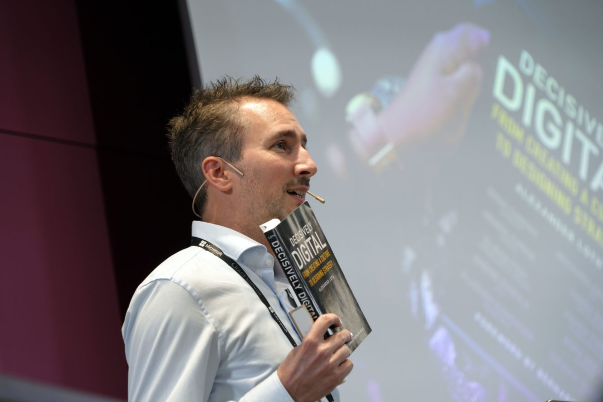 Alexander Loth presenting his book Decisively Digital